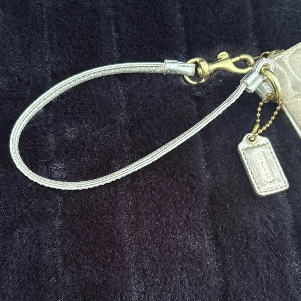 Coach🌸Wristlet with Original Hang tag - Picture 11 of 12